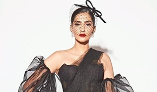 Sonam Kapoor in Narayan Jewellers diamond earrings at the Filmfare red carpet 2019.