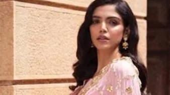 Shriya Pilgaonkar in Narayan Jewellers earrings for Dussehra.