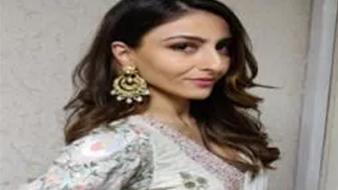 Soha Ali Khan adorning Narayan’s Jadau earrings for an event in Pune.