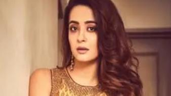 Suvreen Chawla in Narayan Jewellers’ jewellery for a Wedding.