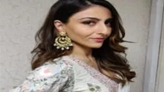 Soha Ali Khan adorning Narayan’s Jadau earrings for an event in Pune.